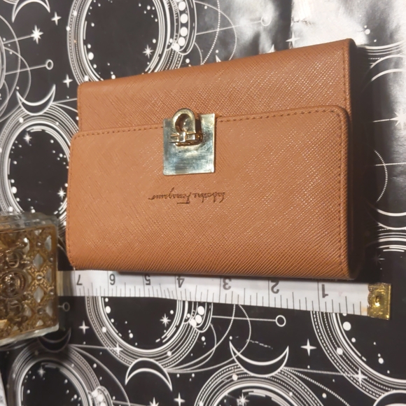 Vintage SALVATORE FERRAGAMO Tan Brown Genuine Leather Wallet w/ Gold Clasp - Picture 8 of 8